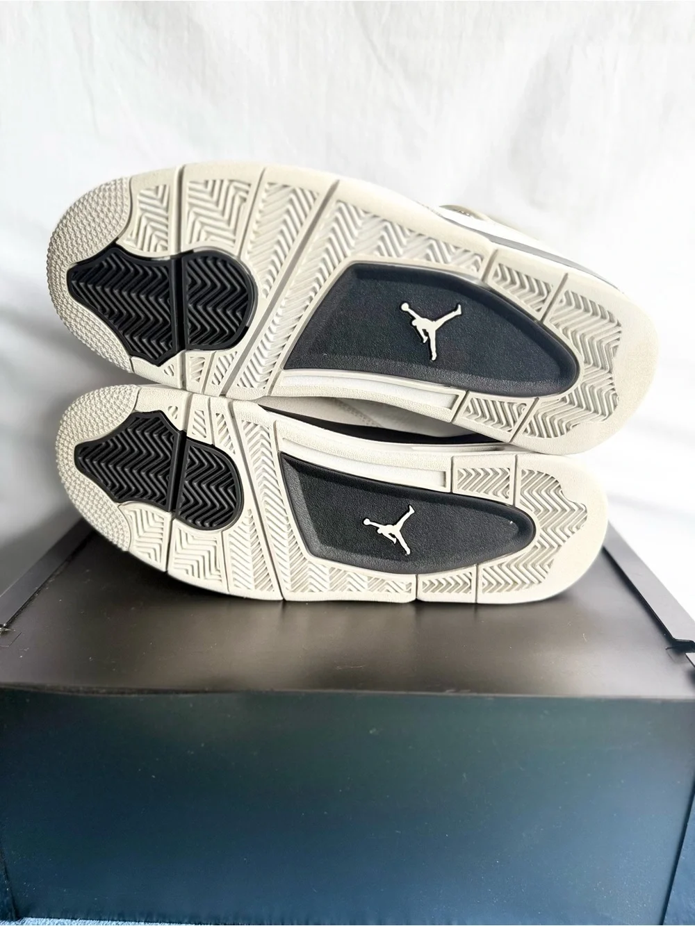 AUTHENTIC Jordan 4 Retro Military Black size 8.5 DH6927-111 2022 PRE-OWNED